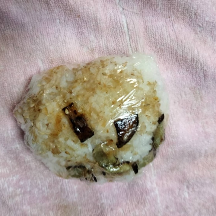 炒めたなすとろろ昆布白ごま おにぎり